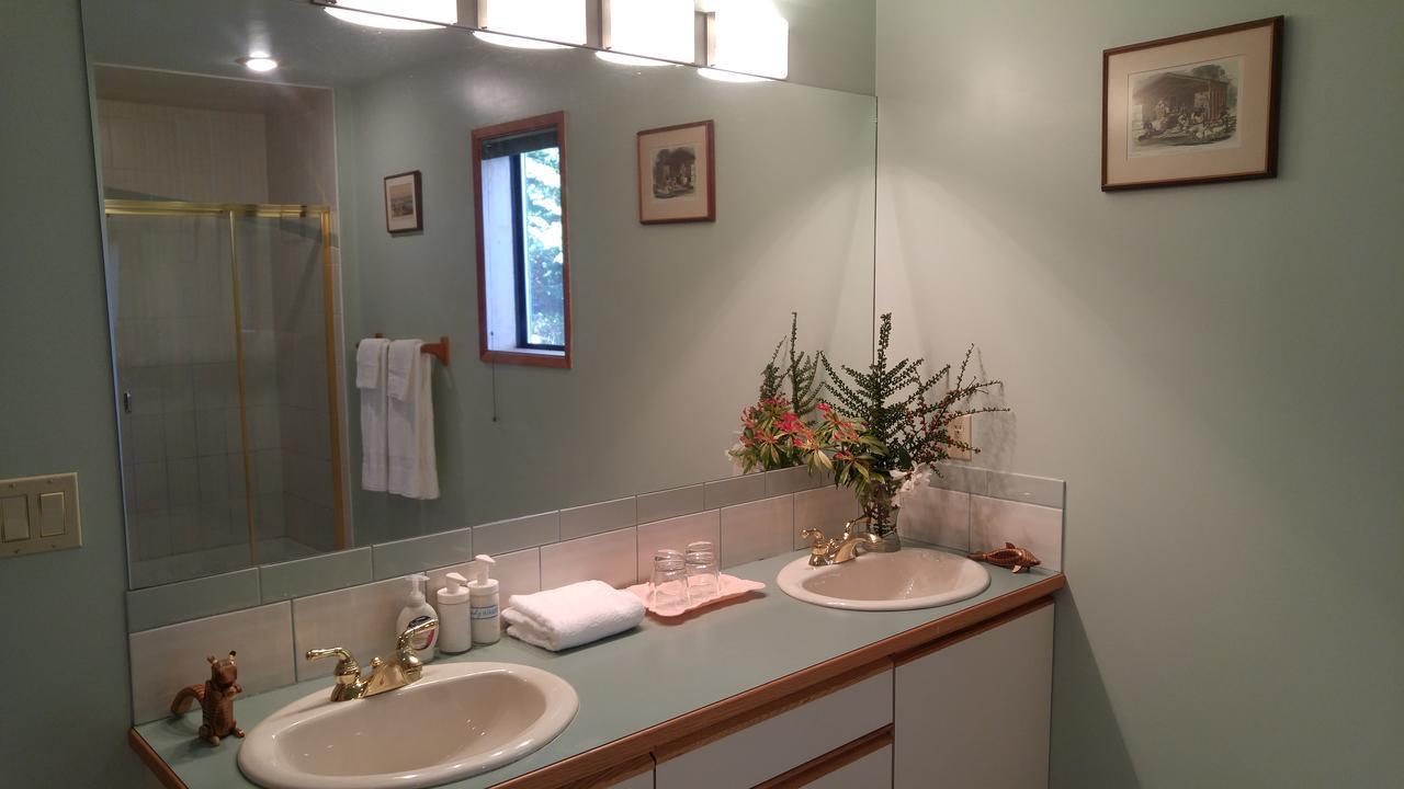 Sunshine Coast Treetop B&B Sechelt Exterior photo
